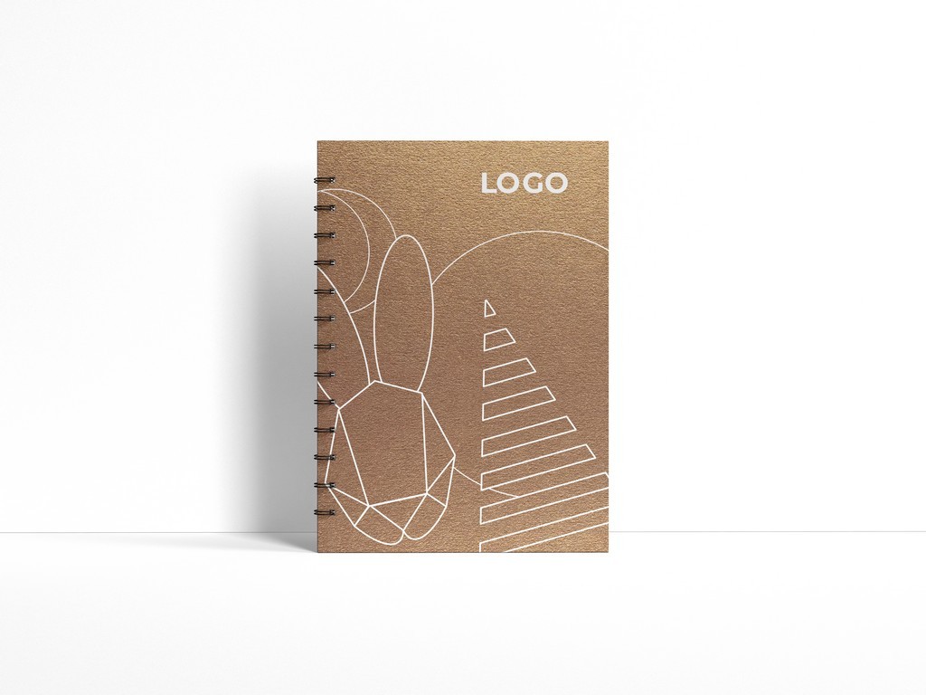 Блокнот Спиральное скрепление Обложка из крафт-картона Изображение геометрических фигур Цвет обложки: коричневый Тиснение: линейные элементы   Блокнот Спиральное скрепление Обложка из крафт-картона Изображение геометрических фигур Цвет обложки: коричневый Тиснение: линейные элементы